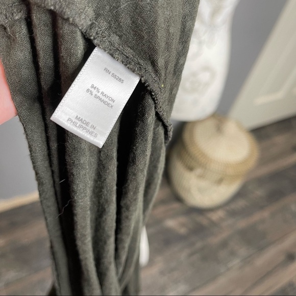 Express Women's Gold Studded Green Sleeveless Top Tank Size Medium - Picture 4 of 4